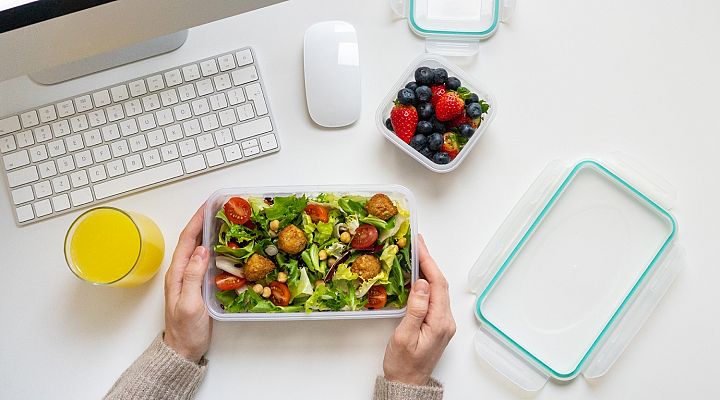 Healthy Snacking Habits for Office Life